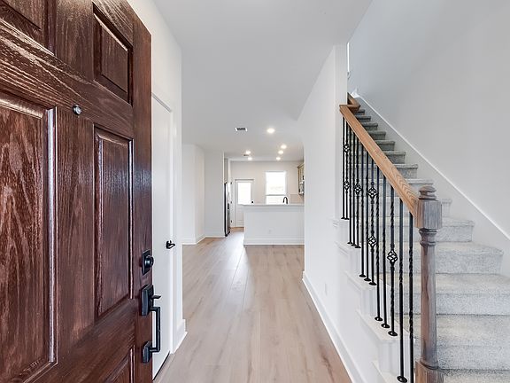 4th image of 561 Tailwind Dr