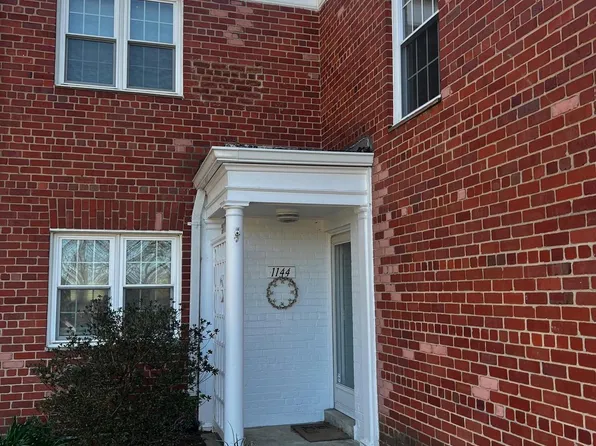 1144 Valley Dr, Alexandria, VA 22302