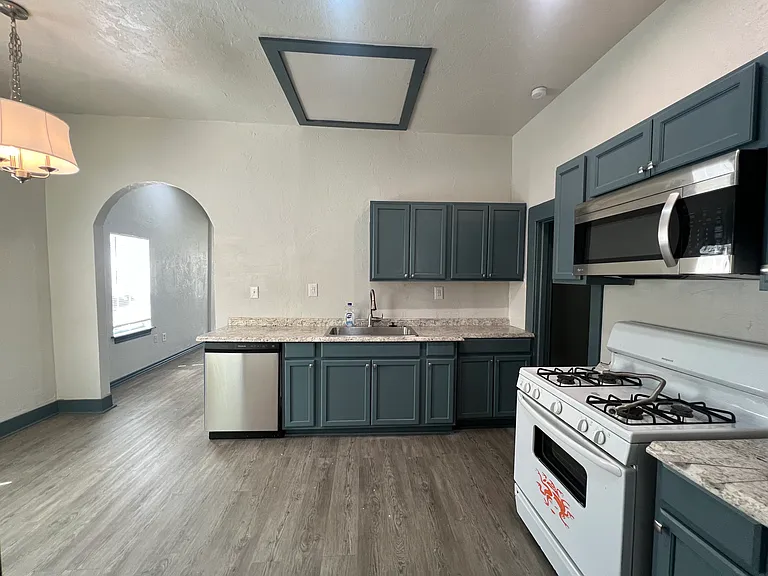 210 E Johnson St — Photo 12