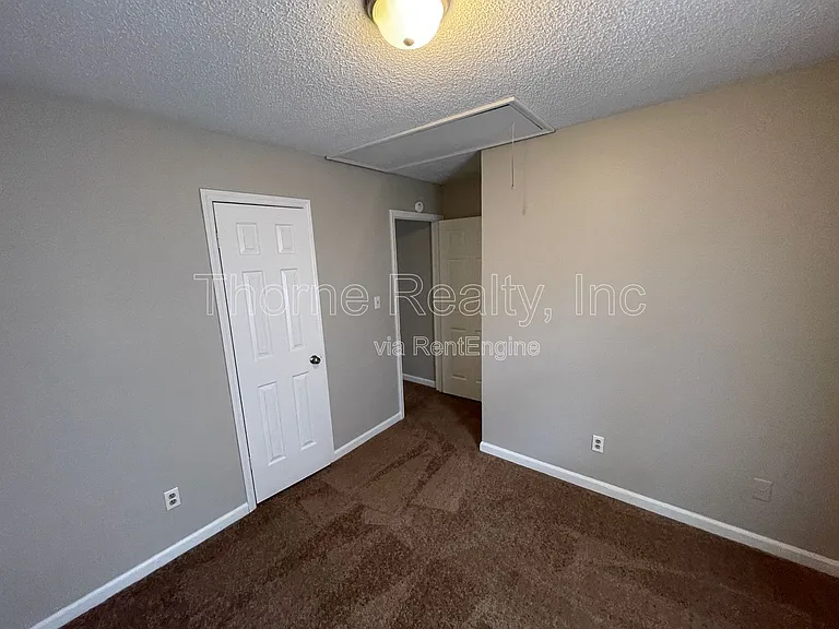 406 E Northern Blvd — Photo 4
