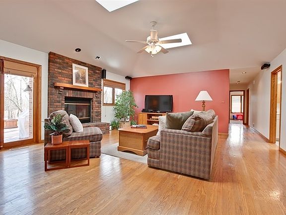 4th image of 40 Seneca Ave E