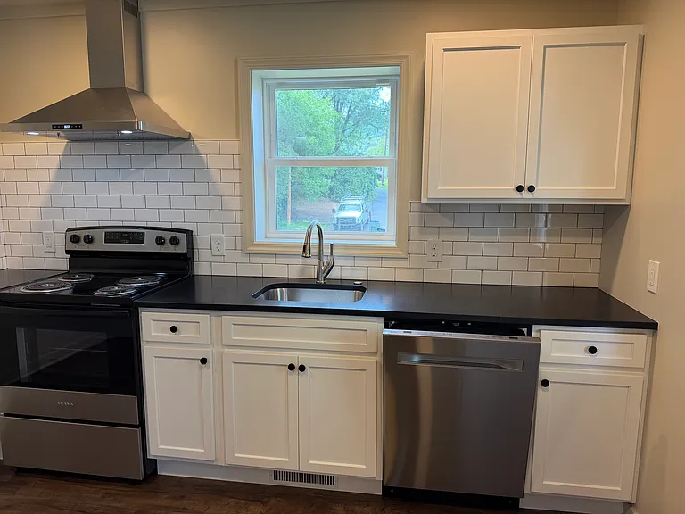 727 Willowbank St — Photo 3