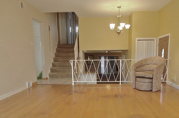 3rd image of 370 Park Dr