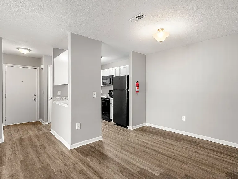 High Ridge Apartments — Photo 8