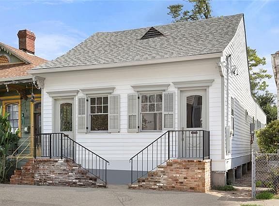 2nd image of 8221 Maple St