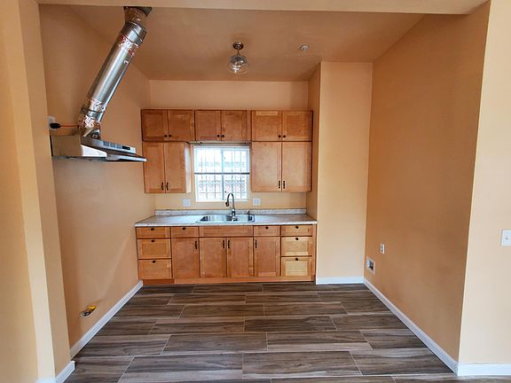 2nd image of 901 E 4th St #903