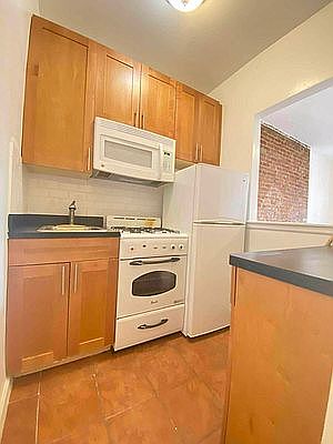 3rd image of 207 E 89th St APT B17