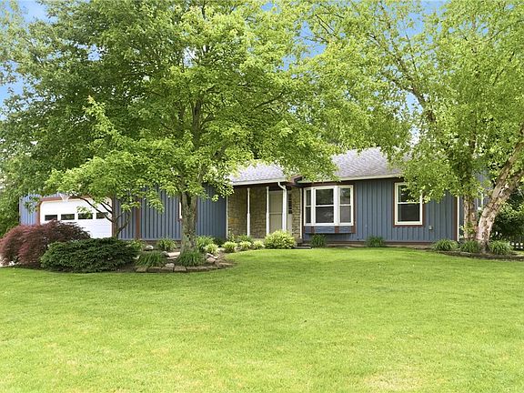 3rd image of 104 W Ellis Dr