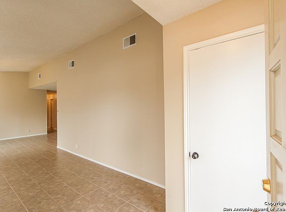 4th image of 110 Deerglen Ave