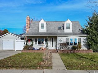 271 N Syracuse Ave, Massapequa, NY 11758
