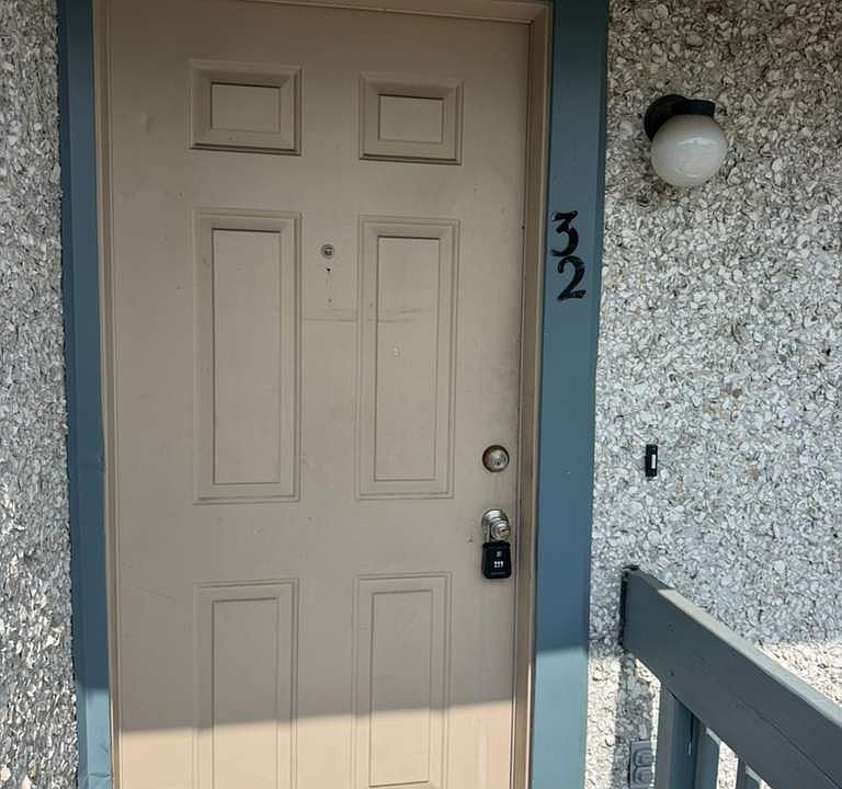 1st image of 910 Brett Dr APT 32