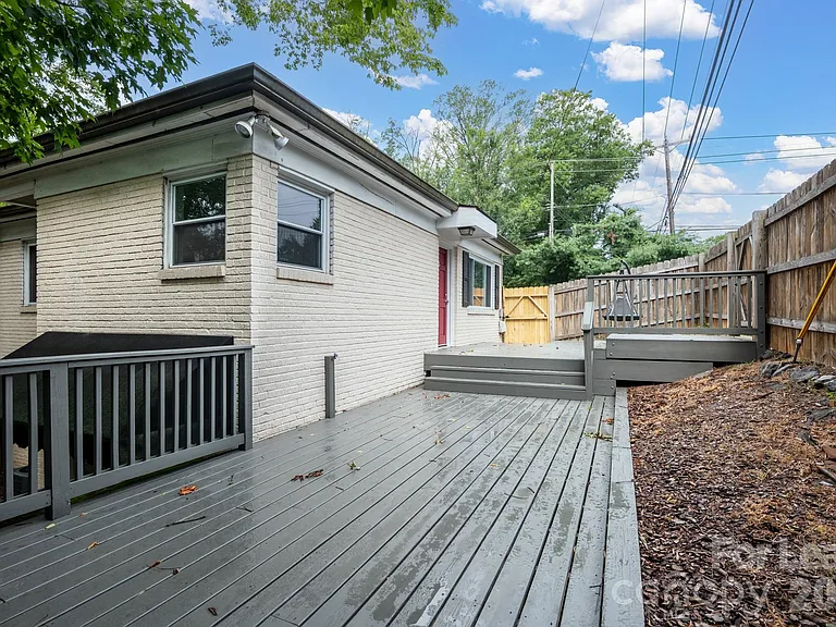 2525 Runnymede Ln — Photo 17
