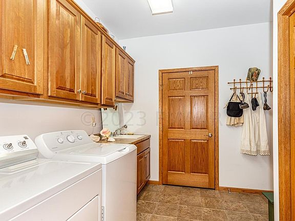 4th image of 3626 Juniper Ct S