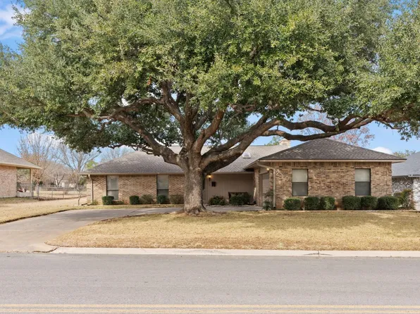 210 Meadowlakes Drive, Meadowlakes, TX 78654
