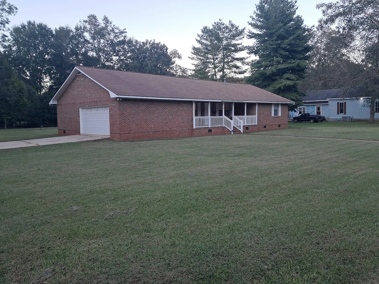253 Meyer St — Photo 1