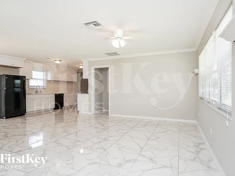 202 E Jasmine Rd — Photo 2