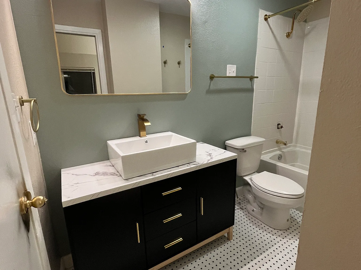 2 bed, 1.5 bath, 1300 sqft, $2,399 — Photo 4