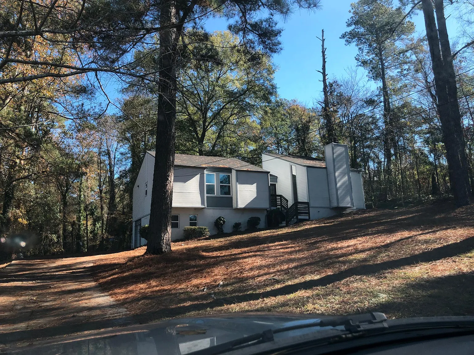 555 Glencove Dr — Photo 3
