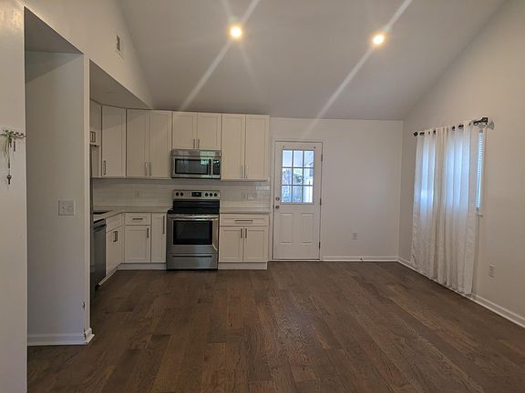 5th image of 7639 Hillview Ln