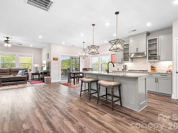 4th image of 1909 Lotus Ln