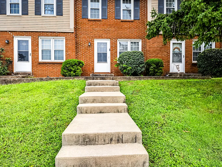741 Ridgeview Dr — Photo 3