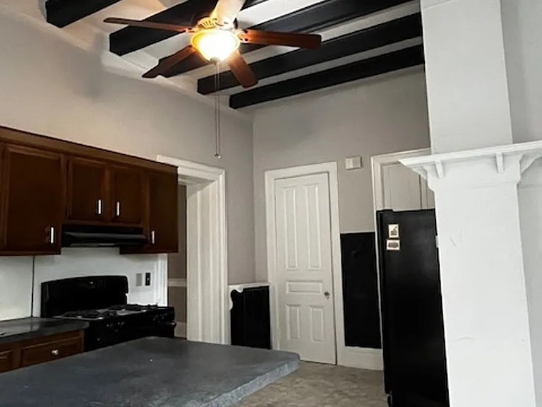 327 E Market St — Photo 5