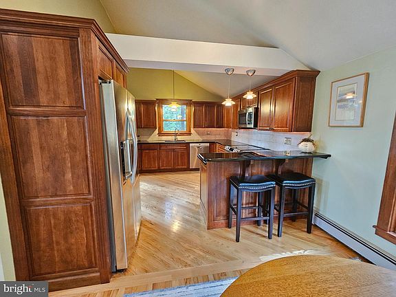3rd image of 913 Furnace Rd