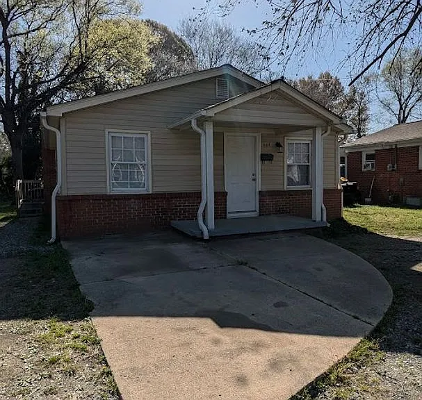 907 Bennett St — Photo 2