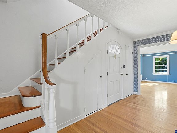 4th image of 387 SW Court St