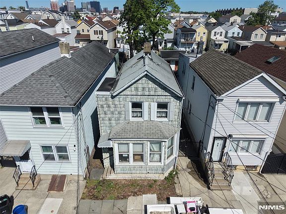 3rd image of 88 Komorn St
