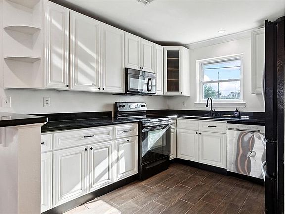 5th image of 2301 Creely Dr