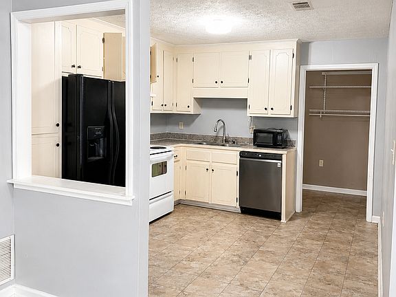 4th image of 124 Ashmore Ct #124