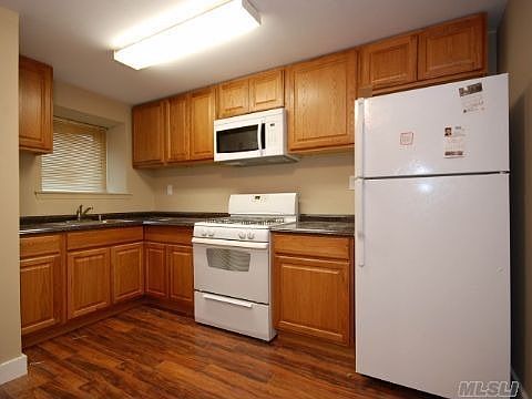 4th image of 32 Sagamore Hills Dr