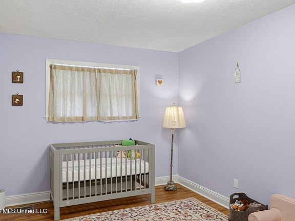 5th image of 1806 Hillview Dr