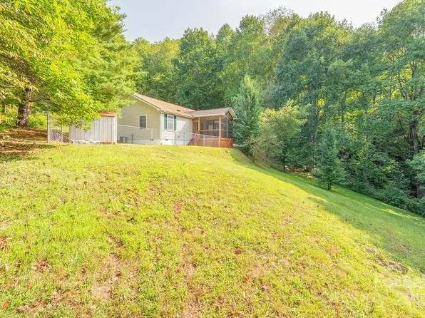 6 Pilgrim Ln, Waynesville, NC 28785