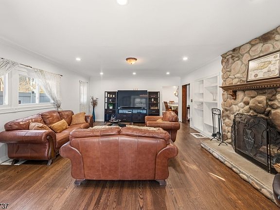3rd image of 426 Walnut St