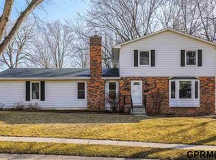 711 Donegal Dr, Papillion, NE 68046