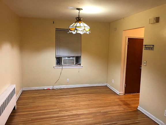 4th image of 210 E 238th St