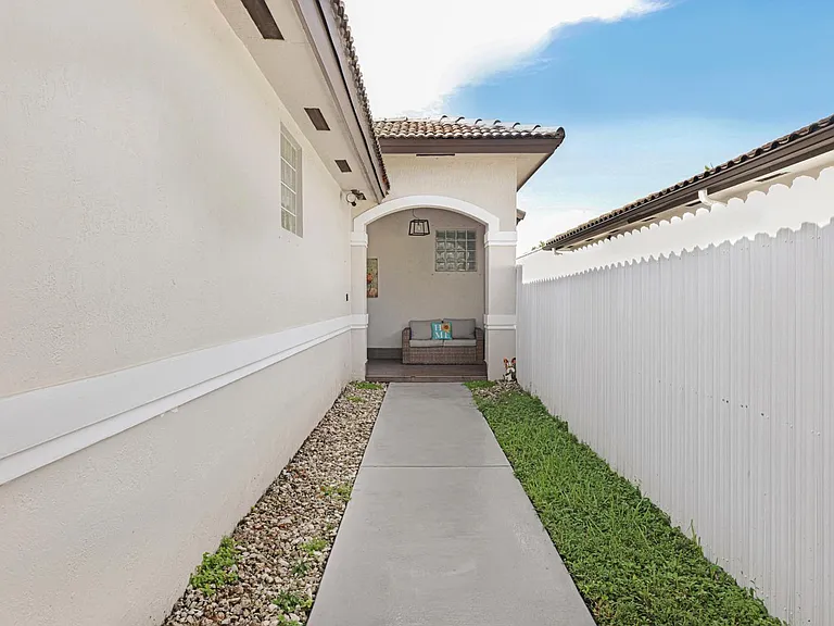 16082 SW 68th Ter — Photo 17