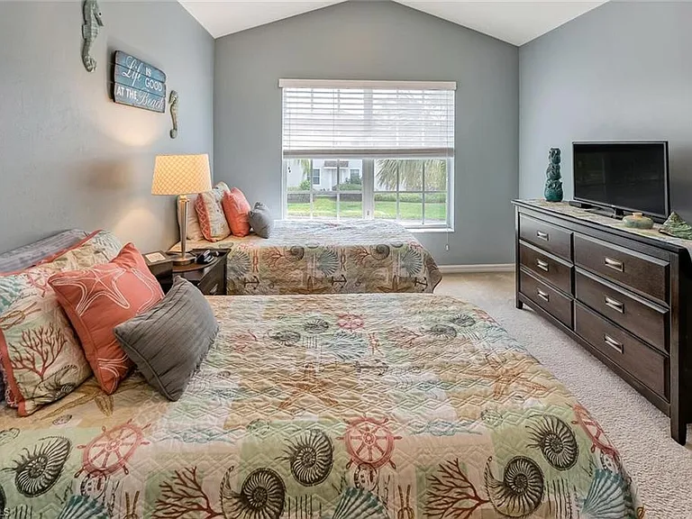 1080 Hampton Cir — Photo 13