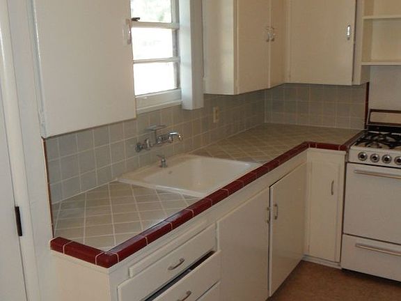 4th image of 383-397 S Orange St #395