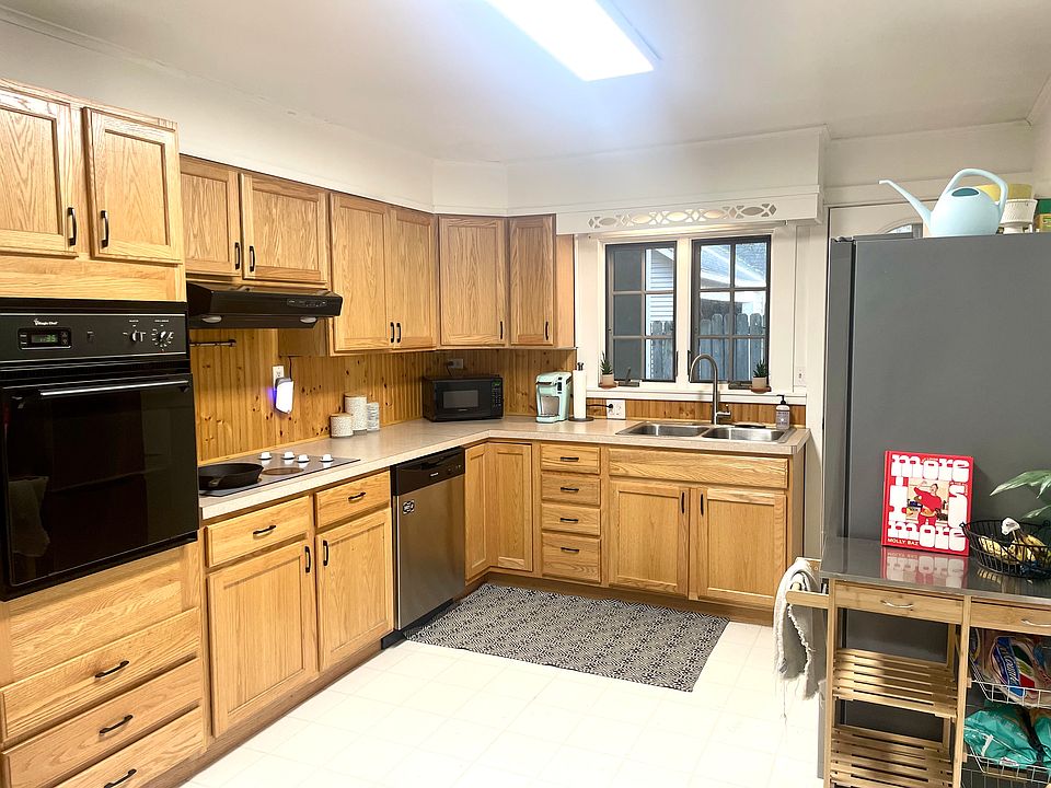 The kitchen has all the essentials to make a proper meal.