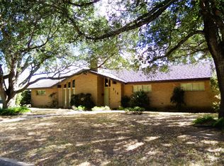 516 N College St, Weimar, TX 78962