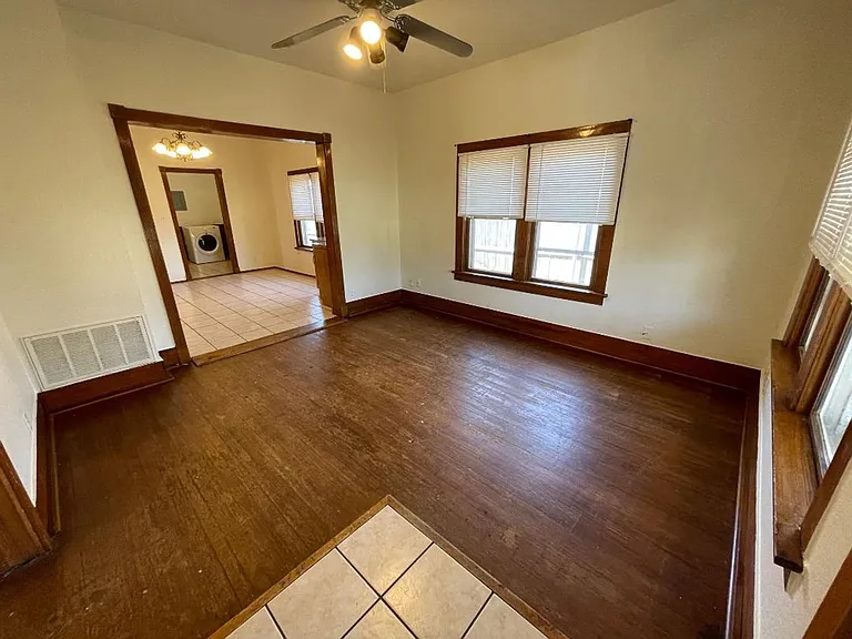 430 E Symmes St — Photo 3
