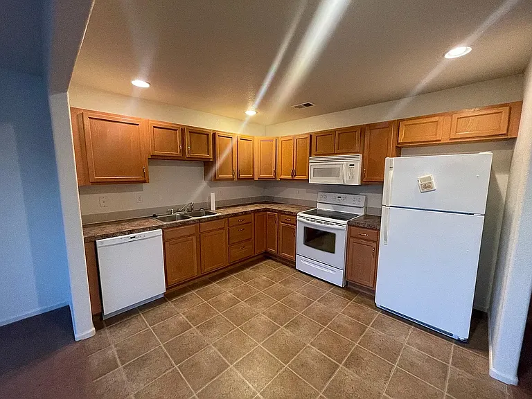 1031 Meadow Ln — Photo 10