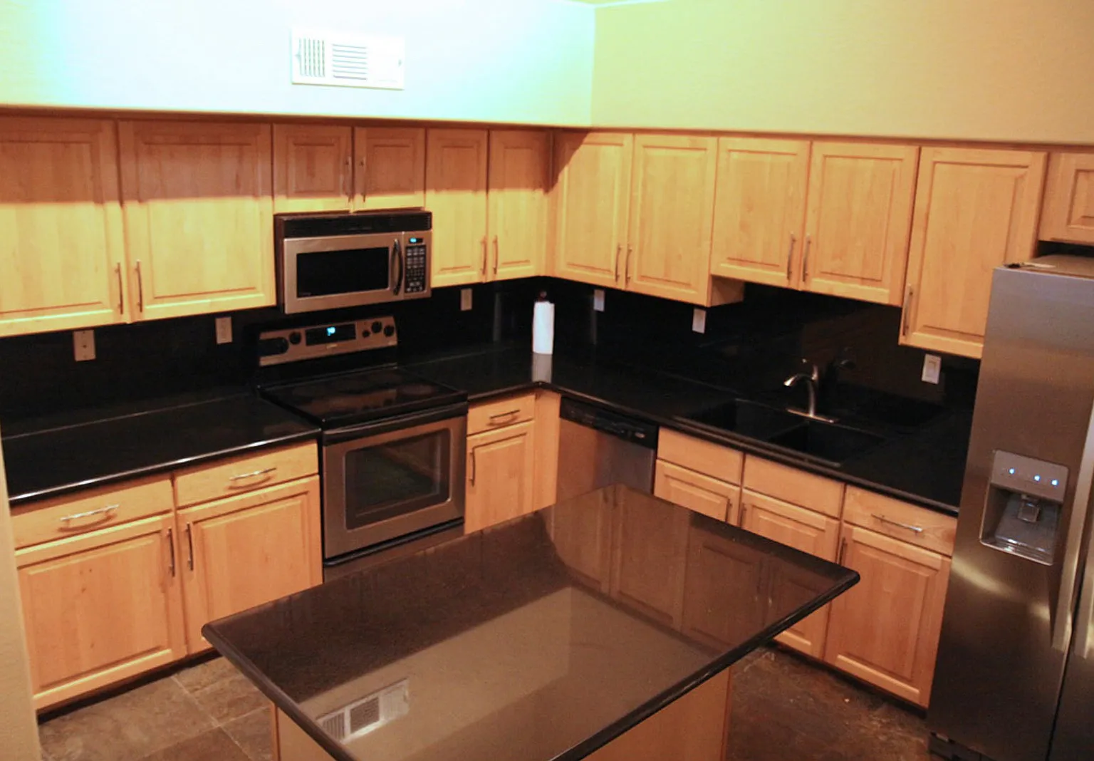 3 bed, 1206 sqft, $2,550 — Photo 4
