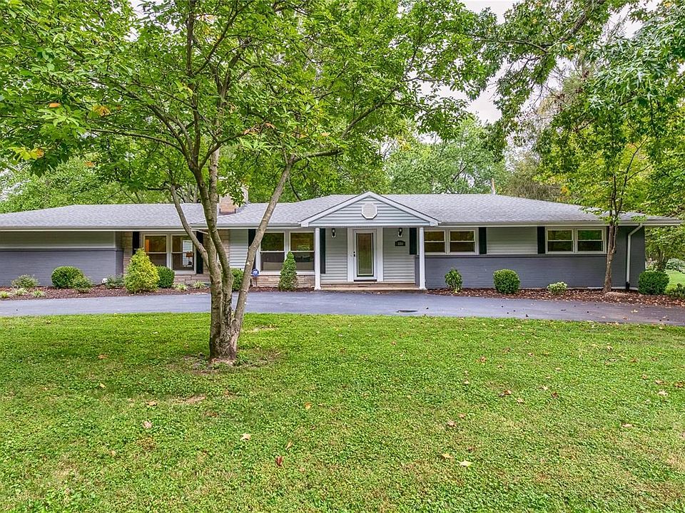 Welcome to 524 S. Spoede Road - sprawling updated ranch home in Frontenac
