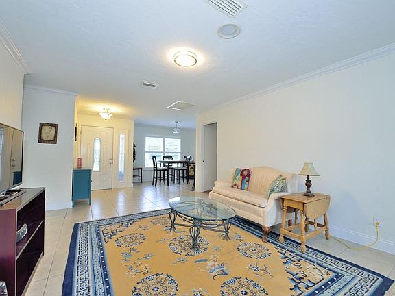 4th image of 1002 Averly St
