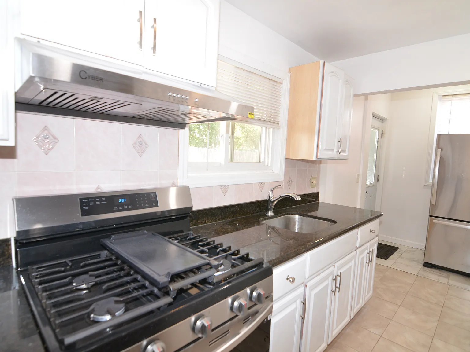 3 bed, 1400 sqft, $2,700 — Photo 2