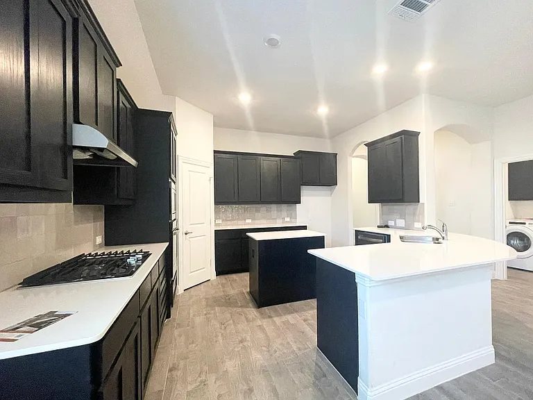 2924 Log Cabin Dr — Photo 8